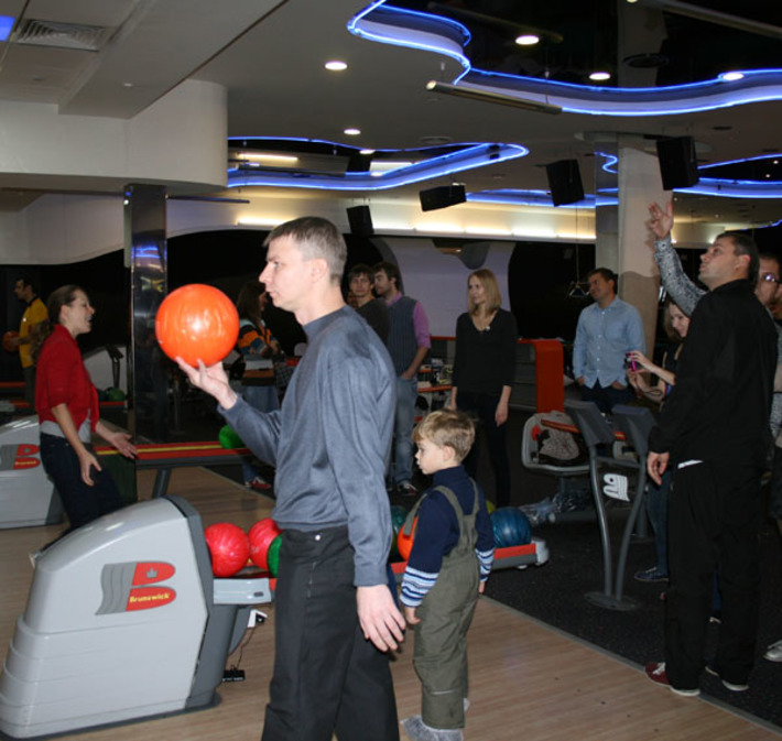 Сергей Шишкин полностью сконцентрирован на броске. Фото Марии ЮРЬЕВОЙ