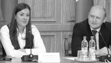 Сергей Белоконев положительно оценил начинания новосибирской молодежи. Фото Михаила ПЕРМИНА