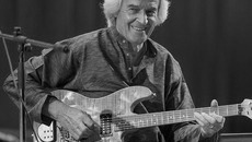 Участники фестиваля: Джон МакЛафлин... Фото предоставлены пресс-службой Новосибирской филармонии