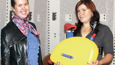 Александра Шатова вручила подарок Надежде Дорошенко. Фото Ольги ЛЕВИНОЙ