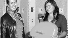 Александра Шатова вручила подарок Надежде Дорошенко. Фото Ольги ЛЕВИНОЙ