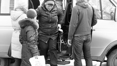 Народ буквально сражался за место в тесных салонах. Фото Михаила ПЕРМИНА