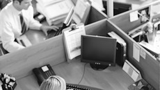 На одно рабочее место, оснащенное компьютером с ЖК-монитором, должно приходиться не менее 4,5 кв. м площади. Но зачастую работодатели экономят на аренде. Фото с сайта www.wilbrink.co.za