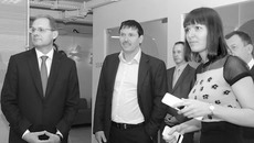 Губернатор Василий Юрченко ознакомился с работой компании «ДубльГИС». Фото пресс-службы губернатора и правительства НСО