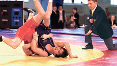 Юные спортсмены держатся на ковре вполне уверенно. Фото Аркадия УВАРОВА