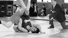 Юные спортсмены держатся на ковре вполне уверенно. Фото Аркадия УВАРОВА