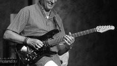 В этом году фестиваль открыл легендарный джазовый гитарист Джон МакЛафлин. Фото предоставлено Новосибирской филармонией