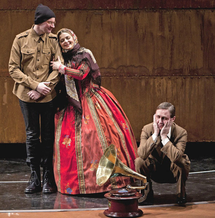 Сцена из спектакля «Таланты  и поклонники». Фото Дениса ЖУЛИНА