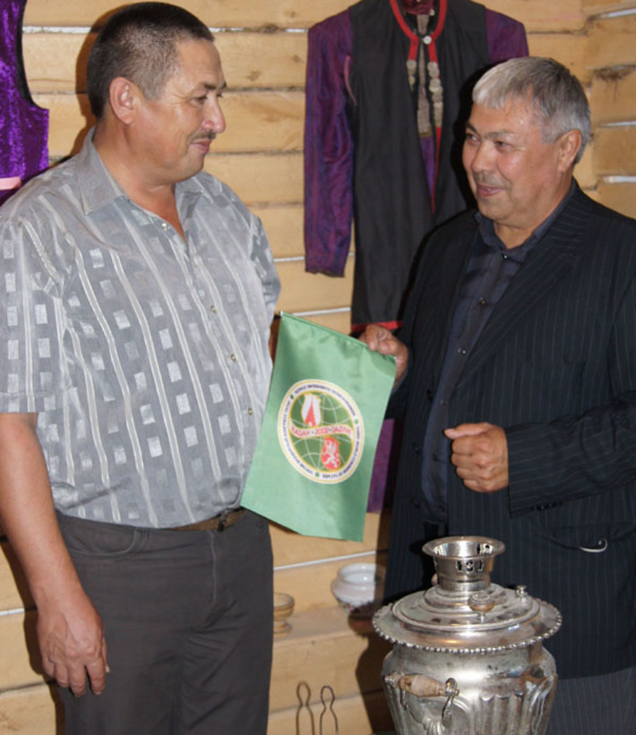 Учитель Афанде Халиков и директор школы Валерий Шамсутдинов  (слева направо)  в музее истории деревни Тармакуль. Фото Николая ЦАРЕВА