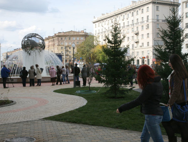 На земельном участке на Вокзальной магистрали в Центральном районе, выданном для строительства торгового комплекса, теперь разбит сквер. Фото Михаила ПЕРМИНА