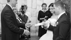 Глава региона поздравил молодоженов. Фото Аркадия УВАРОВА
