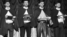 Помощники Магистра держат все атрибуты научной власти: мантию, шапку-конфедератку, свиток с клятвой и скипетр. Фото Павла КРАСИНА