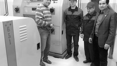 Специалисты предприятия «Авангард» в размольном отделении новой мельницы. Фото Аркадия УВАРОВА