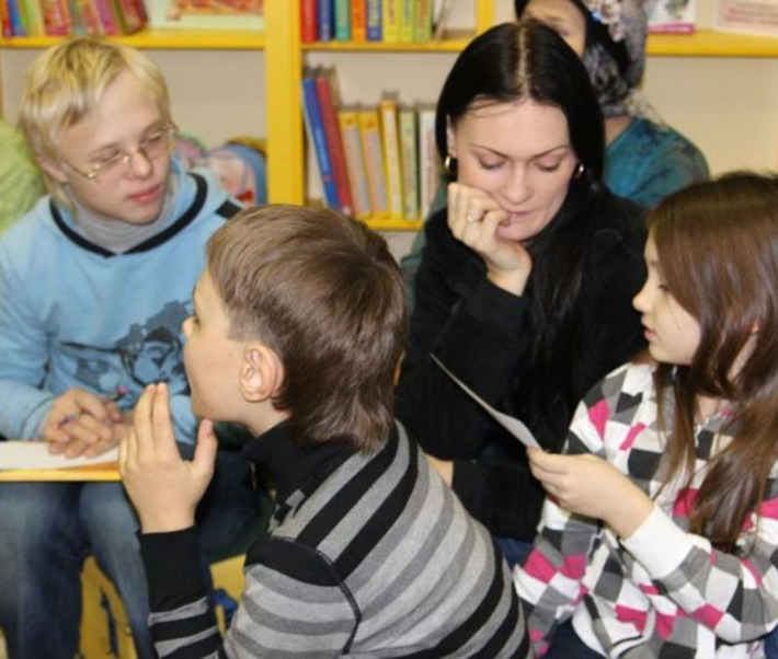 Формы работы в Новосибирской юношеской библиотеке самые современные: это и сессия боди-арта, и интерактивные игры для детей с ограниченными возможностями. Фото с сайта Новосибирской областной юношеской библиотеки