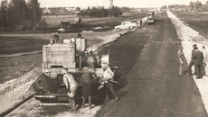 Укладка первого слоя асфальта дороги на Тогучин в районе села Плотниково. Фото из семейного архива Виктора Шовтуты