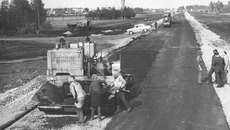 Укладка первого слоя асфальта дороги на Тогучин в районе села Плотниково. Фото из семейного архива Виктора Шовтуты