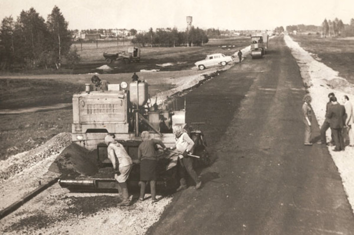 Укладка первого слоя асфальта дороги на Тогучин в районе села Плотниково. Фото из семейного архива Виктора Шовтуты