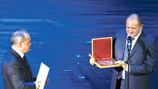 Виталий Маркелов вручает Анатолию Титову подарок Алексея Миллера