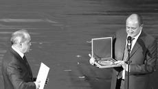 Виталий Маркелов вручает Анатолию Титову подарок Алексея Миллера