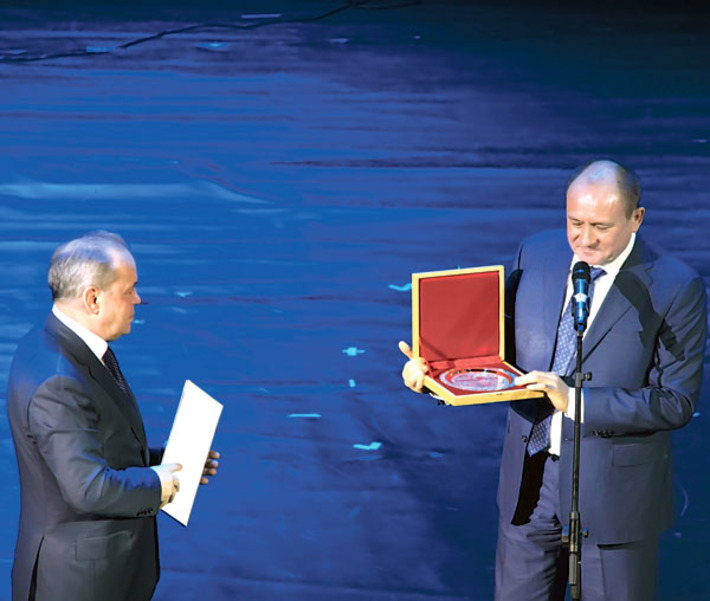 Виталий Маркелов вручает Анатолию Титову подарок Алексея Миллера