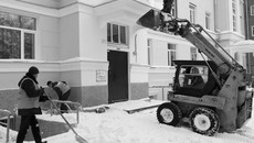 Когда не справляются люди — на помощь приходит техника . Фото Аркадия УВАРОВА