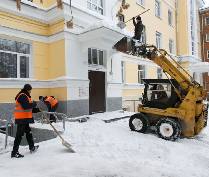 Когда не справляются люди — на помощь приходит техника . Фото Аркадия УВАРОВА