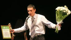 Узнаете? Остап Бендер из спектакля  «12 стульев»: актер Евгений Дудник — лауреат «Парадиза». Фото Михаила ПЕРМИНА