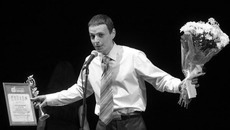 Узнаете? Остап Бендер из спектакля  «12 стульев»: актер Евгений Дудник — лауреат «Парадиза». Фото Михаила ПЕРМИНА