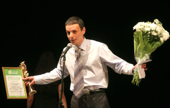Узнаете? Остап Бендер из спектакля  «12 стульев»: актер Евгений Дудник — лауреат «Парадиза». Фото Михаила ПЕРМИНА