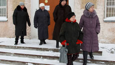 Пока баня не работает, жители Затона вынуждены возвращаться в свои необорудованные ванными комнатами двухэтажки. Фото Аркадия УВАРОВА