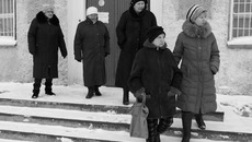 Пока баня не работает, жители Затона вынуждены возвращаться в свои необорудованные ванными комнатами двухэтажки. Фото Аркадия УВАРОВА