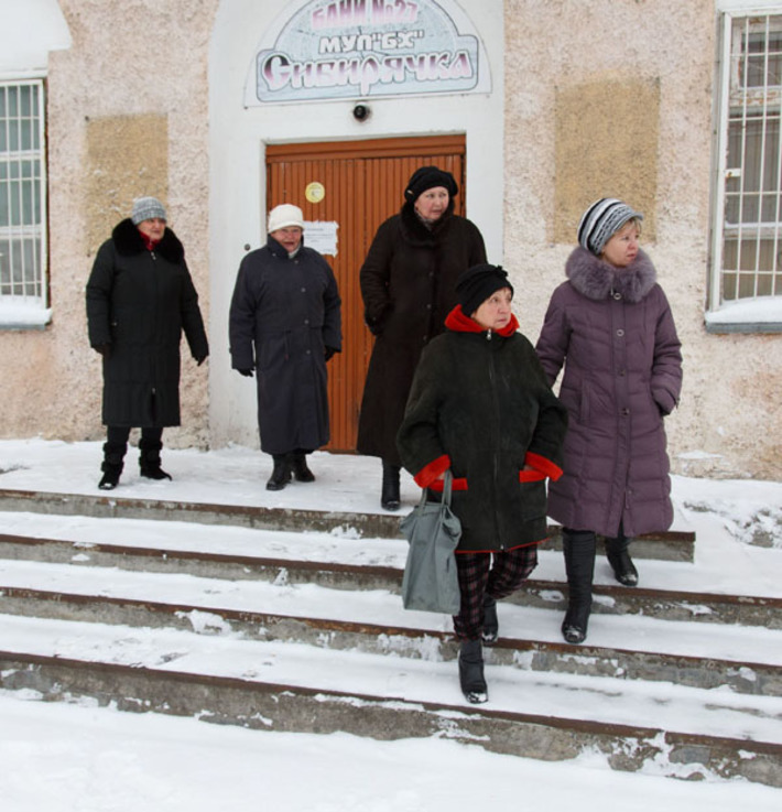 Пока баня не работает, жители Затона вынуждены возвращаться в свои необорудованные ванными комнатами двухэтажки. Фото Аркадия УВАРОВА