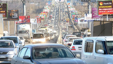 Автопарк «бедной» России растет невиданными темпами. Фото Михаила ПЕРМИНА