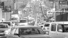 Автопарк «бедной» России растет невиданными темпами. Фото Михаила ПЕРМИНА