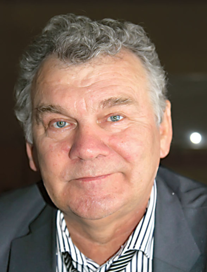 Ветеран труда, почетный ветеран ЗСЖД Сергей Дмитриевич Бутаков имеет  в своем активе немало наград, в том числе почетный знак «За 30 лет безупречной работы на железнодорожном транспорте» . Фото Елены КОСТИНОЙ