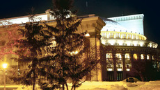 Театр оперы и балета не поражает зарубежных архитекторов так, как «Глобус». Фото Михаиaла ПЕРМИНА