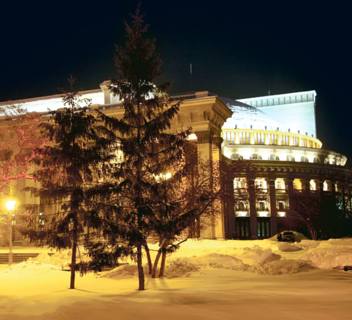 Театр оперы и балета не поражает зарубежных архитекторов так, как «Глобус». Фото Михаиaла ПЕРМИНА