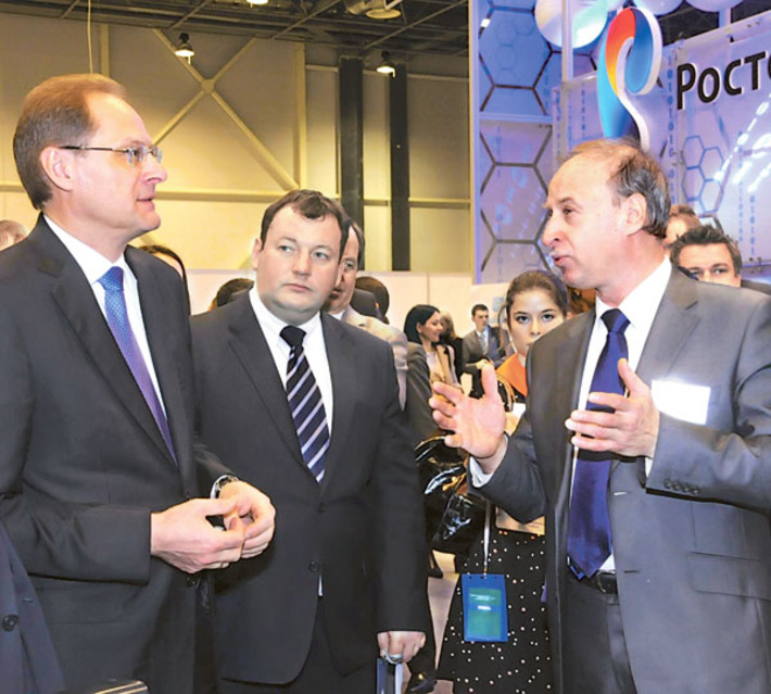 Как отметил в ходе форума губернатор  Василий Юрченко, развитие новых направлений предоставления государственных  и муниципальных услуг является приоритетом  для всех органов власти региона.    Фото пресс-службы губернатора и правительства НСО