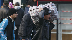 Кроме «здравствуйте», приехавшие на заработки иностранцы должны выучить еще несколько сотен русских слов. Фото Аркадия УВАРОВА