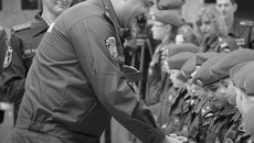 Глава МЧС Владимир Пучков поздравил будущих спасателей с вступлением в кадеты. Фото Михаила ПЕРМИНА