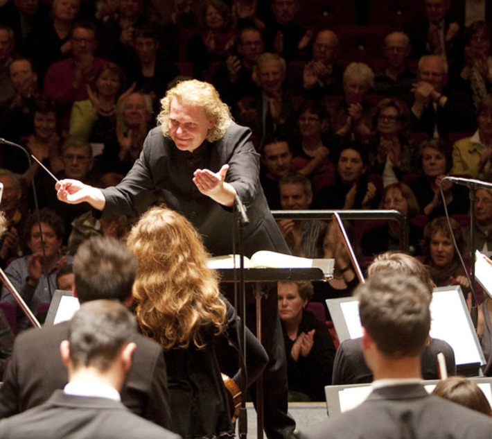 Дирижер Карел Краайенхоф и оркестр «Роттердамская симфония». Фото предоставлено пресс-службой филармонии