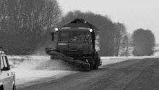 Расчистка трассы от снега. Фото Аркадия УВАРОВА