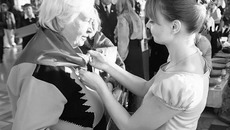 Синенький скромный платочек — непременный атрибут праздника Союза женщин.   Фото Аркадия УВАРОВА