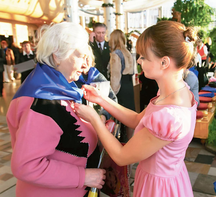 Синенький скромный платочек — непременный атрибут праздника Союза женщин.   Фото Аркадия УВАРОВА