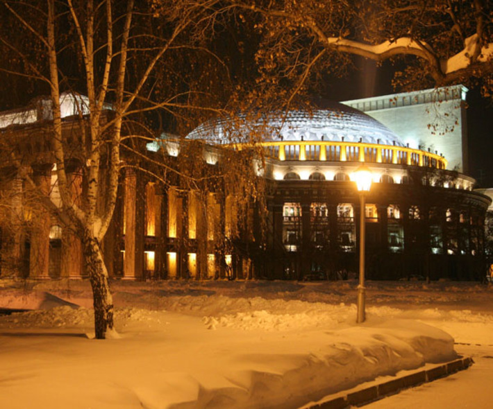 Одним из символов региона  по праву называют памятник истории и архитектуры — здание Новосибирского академического театра оперы и балета. Фото Михаила ПЕРМИНА