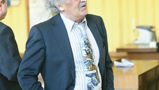 Ростислав Шило  с интересом наблюдает за обсуждением вопросов, касающихся зоопарка, на 25-й сессии Заксобрания. Фото Михаила ПЕРМИНА