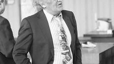 Ростислав Шило  с интересом наблюдает за обсуждением вопросов, касающихся зоопарка, на 25-й сессии Заксобрания. Фото Михаила ПЕРМИНА