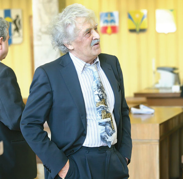 Ростислав Шило  с интересом наблюдает за обсуждением вопросов, касающихся зоопарка, на 25-й сессии Заксобрания. Фото Михаила ПЕРМИНА