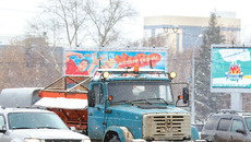 Выпавший снег оказался дорожникам по плечу. Фото Аркадия УВАРОВА