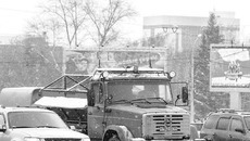 Выпавший снег оказался дорожникам по плечу. Фото Аркадия УВАРОВА